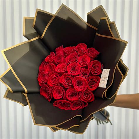 Ramo Buchon Roses In Gurnee Il Lesly Flower Gurnee