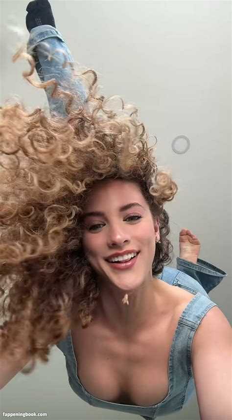 Sofie Dossi Nude